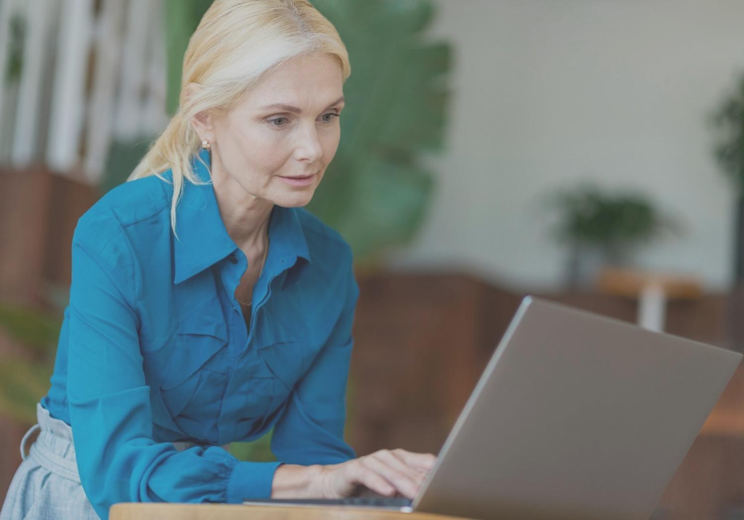 Arbeitsplatz mit Finanzunterlagen und Laptop