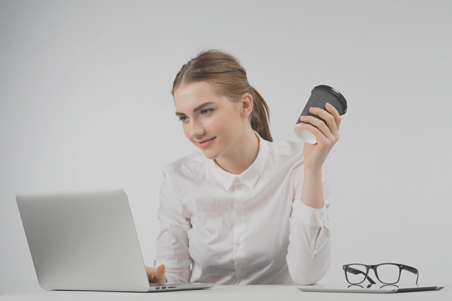 Teilnehmende bei der Arbeit an Finanzunterlagen